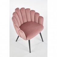 Rožinė aksominė kėdė